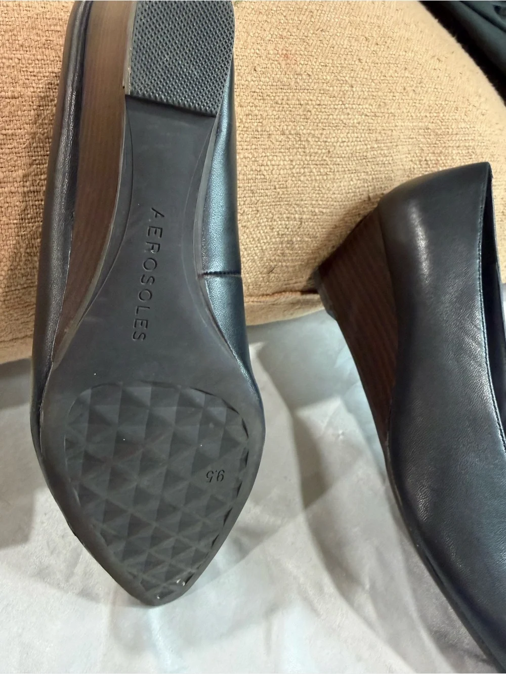 AEROSOLES Black Rounded Toe Leather Flats